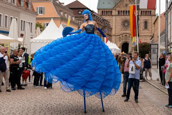 Stelzenläuferinnen vor dem Speyer Dom bei der bundesweiten Eröffnung