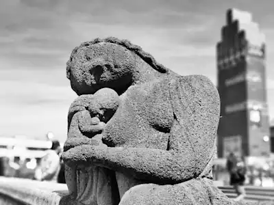 Statue Maria von B. Hoetger vor dem Hochzeitsturm Mathildenhöhe, Darmstadt (HE) | Fotoquelle: Sonja Hechler