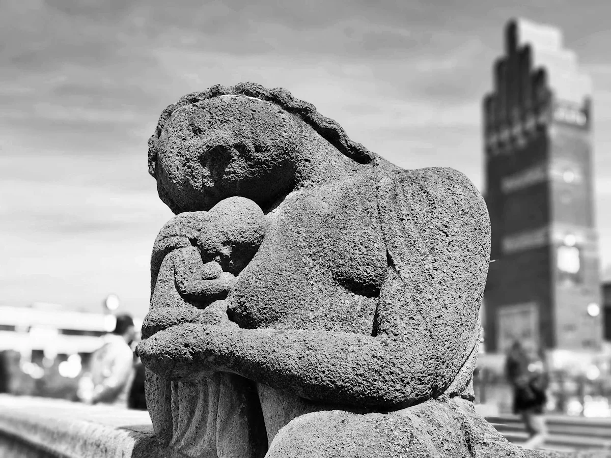 Platz 9: Statue „Maria“ von B. Hoetger vor dem Hochzeitsturm Mathildenhöhe, Darmstadt (HE)