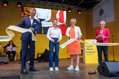 Dr. Stefen Skudelny, Vorstand der Deutschen Stiftung Denkmalschutz, Karina Wicke, Vorsitzende des Jugendstadtrats Speyer, und Stefanie Seiler, Oberbürgermeisterin Stadt Speyer | Fotoquelle: DSD/Roland Rossner
