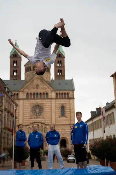 Trampolinspringer vor dem Speyer Dom | Fotoquelle: Dominik Böhm 