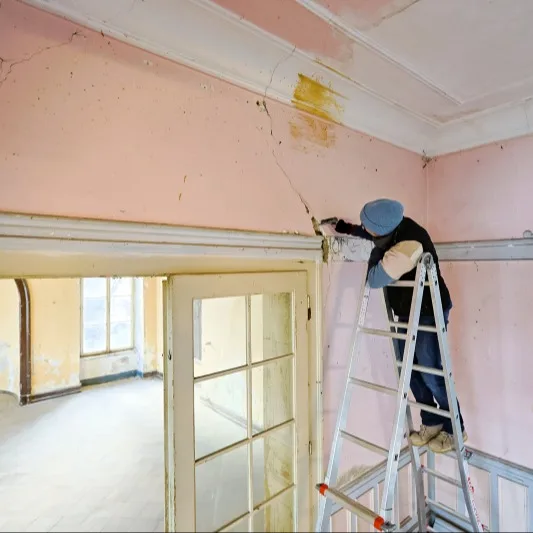 Bereits vorhandene Risse in den Wänden werden genutzt, um die historischen Schichten zu untersuchen.