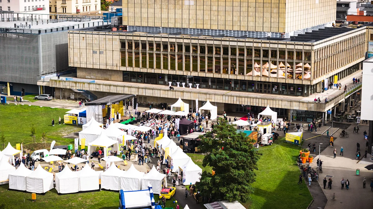Das Bühnenprogramm und der Markt der Möglichkeiten vor dem KuK Gera