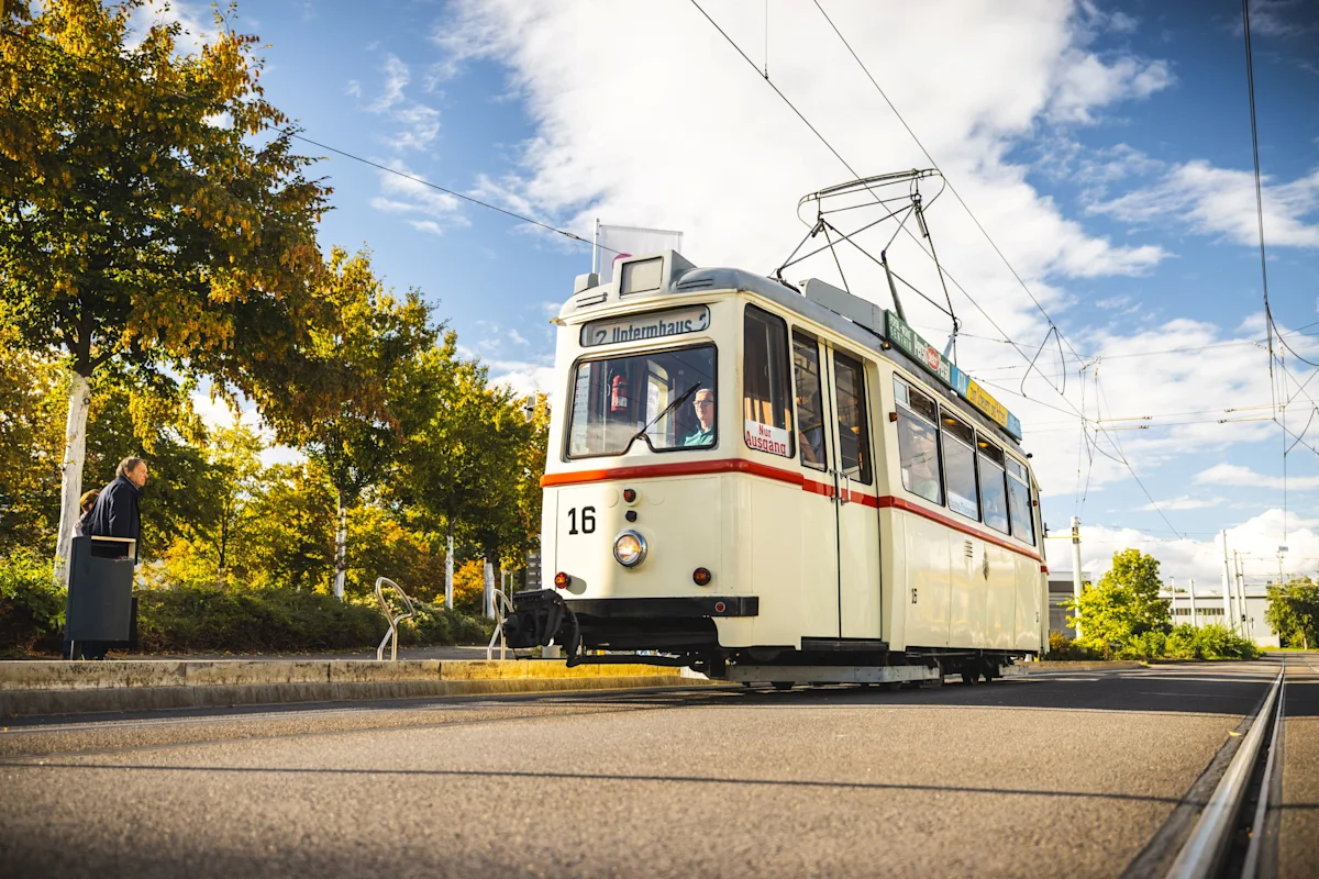 Besucher in Gera konnten mit der historischen Straßenbahn das Fahrgefühl von anno dazumal erleben