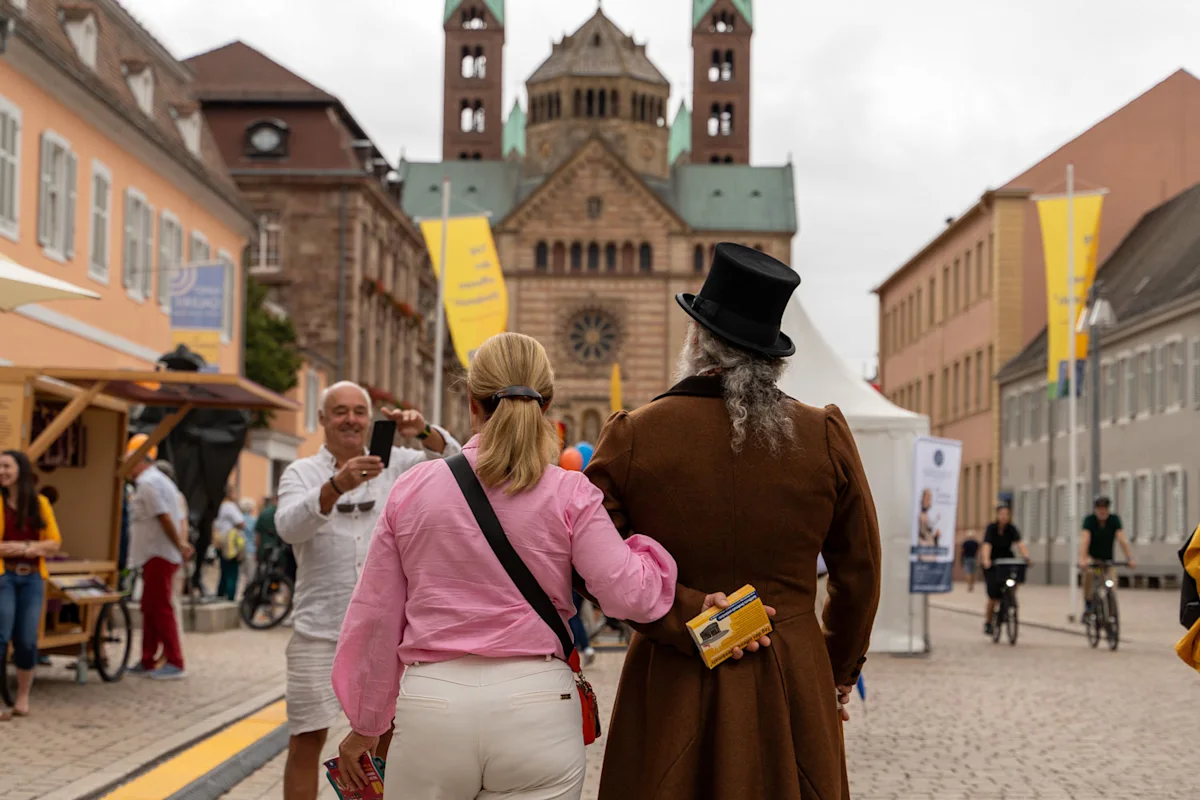 Vergnügte Stimmung auf der Maximilianstraße in Speyer 