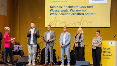 Statementrunde zum Wert von Denkmalen mit der Moderatorin Anna-Lena Dörr, Staatsminister Michael Ebling, Dr. Markus Fritz von Preuschen, Christoph Degen, Dr. Mechthild Rössler, Dr. Julia Ricker | Fotoquelle: DSD/Roland Rossner 