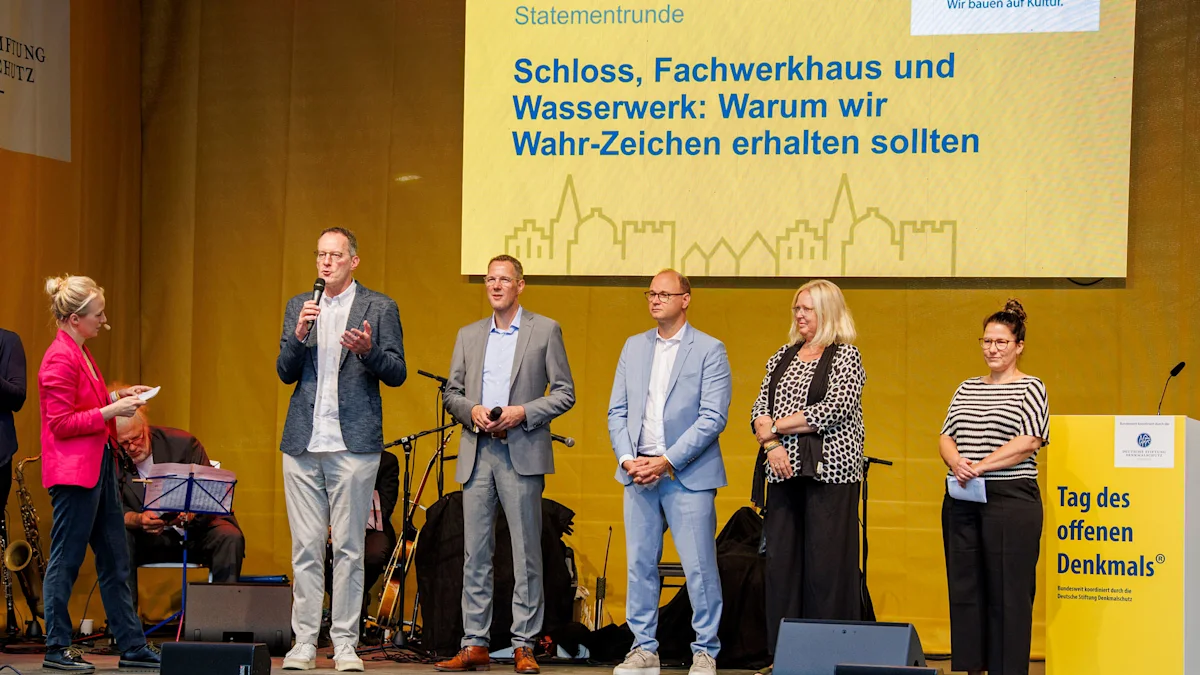 „Warum sollten Wahr-Zeichen erhalten werden?“ (v. l.: Staatsminister Michael Ebling; Christoph Degen; Dr. Markus Fritz-von Preuschen; Dr. Mechthild Rössler; Dr. Julia Ricker)