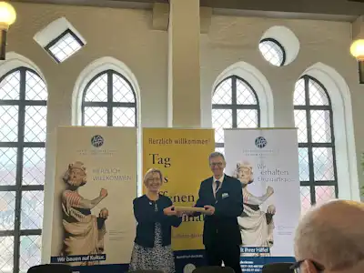 Stefanie Seiler, Oberbürgermeisterin von Speyer, und Dr. Steffen Skudelny, Vorstand der Deutschen Stiftung Denkmalschutz, bei der Weitergabe des Staffelstabs der Eröffnungsstadt | Fotoquelle: DSD/Franziska Rabus