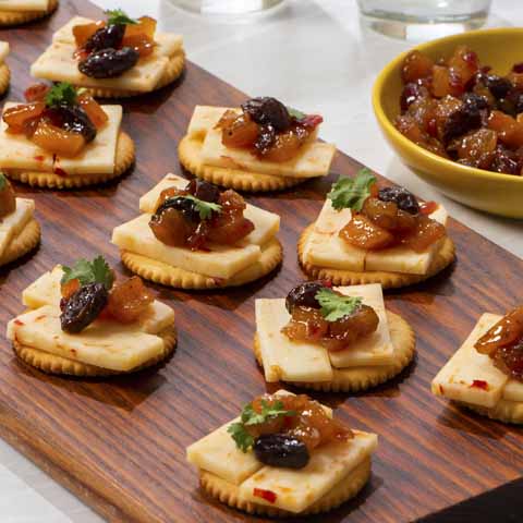 RITZ avec garniture au fromage Monterey Jack et chutney à la mangue