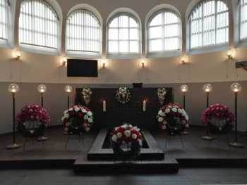 Obřadní síň starého krematoria Ústí nad Labem - stálá květinová výzdoba