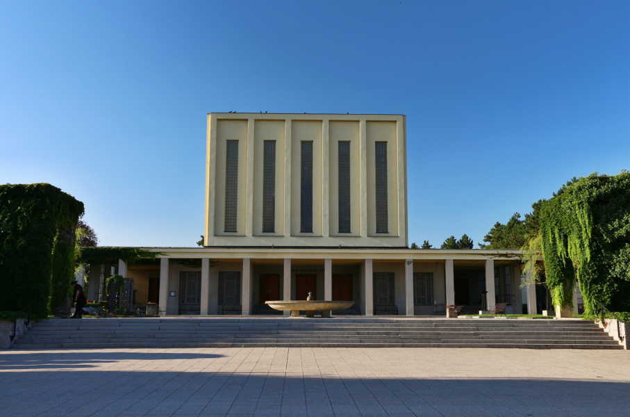 Krematorium Strašnice: Informace, otevírací doba, parkování, květinářství a další