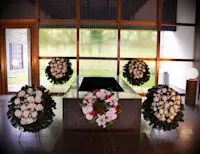 Malá obřadní síň Nového krematoria Ústí nad Labem - stálá květinová výzdoba