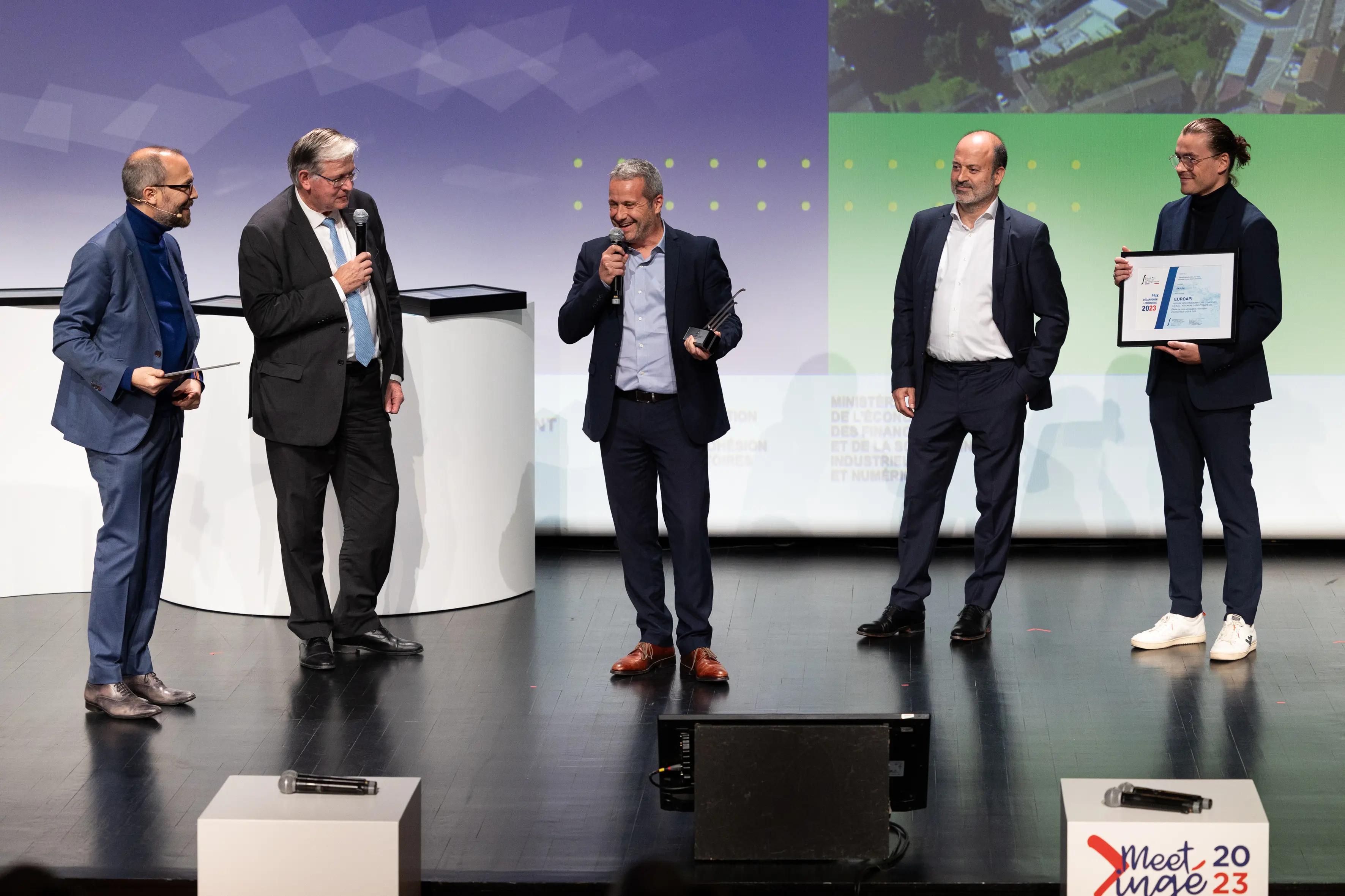 Cérémonie de la remise des prix : Denis BOUTEILLE, Responsable Agence Performance Industrielle et Energétique, Jean-Marie REVERDEL, Head of Equipment & Facilities Management Euroapi, Léo JEANDEAU Ingénieur Projet Performance Energétique.