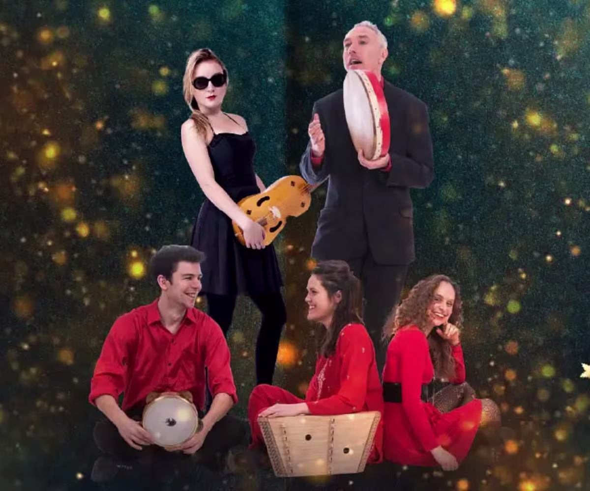 Here we come a'carolling Here we come a'carolling