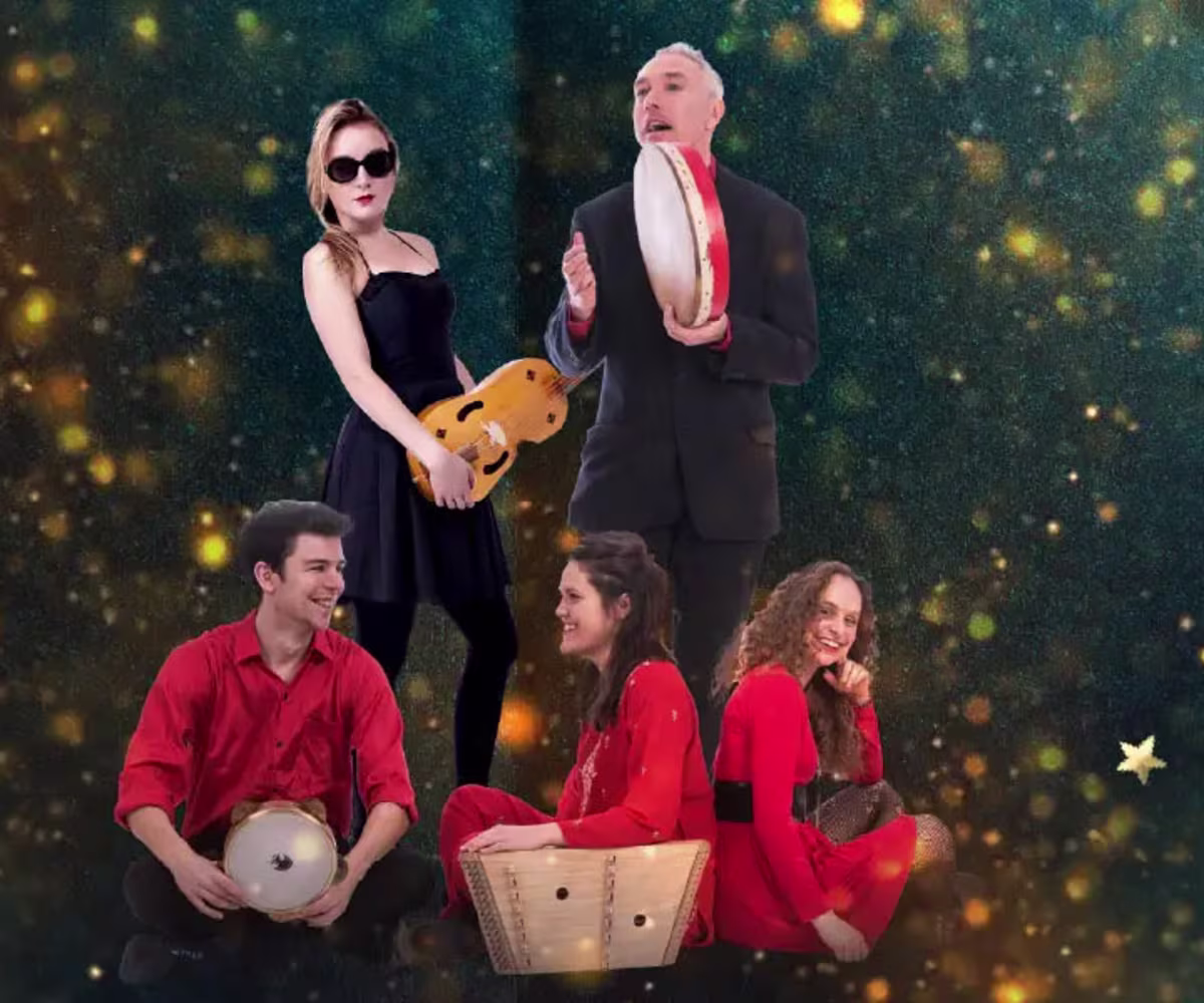 Here we come a'carolling Here we come a'carolling