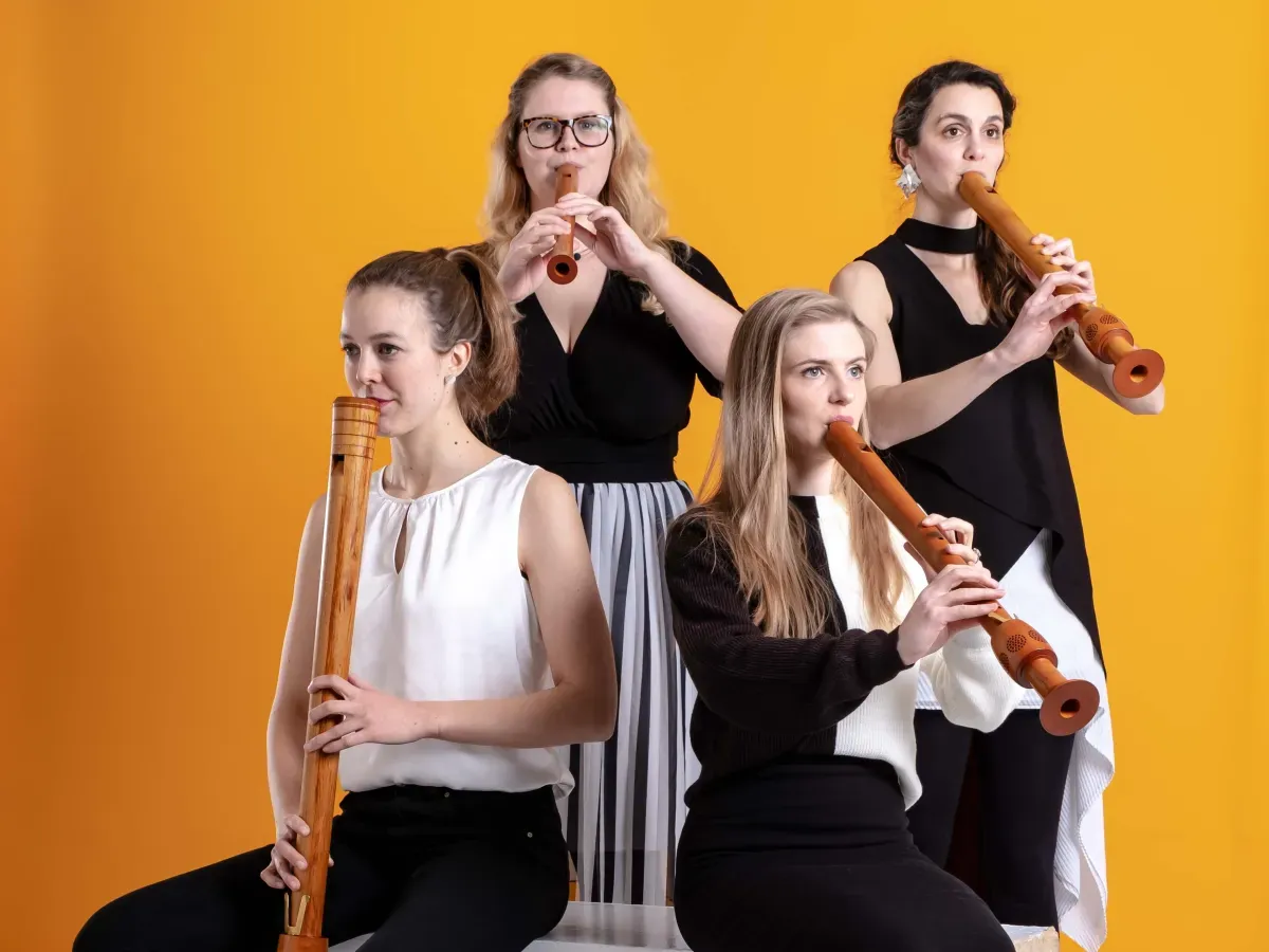 recorder players from palisander playing their instruments