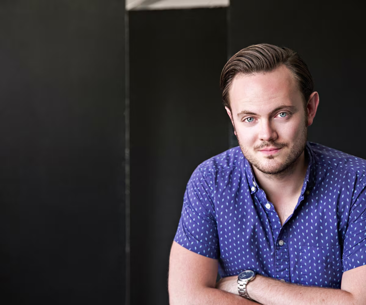 Lutesongs in the Library nick pritchard tenor headshot in blue shirt by nick hames