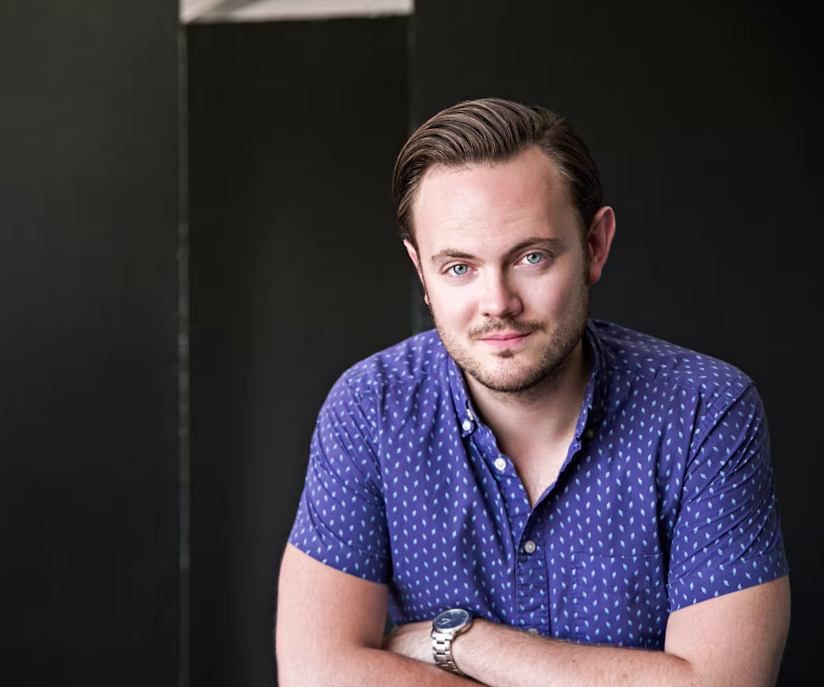 Lutesongs in the Library nick pritchard tenor headshot in blue shirt by nick hames