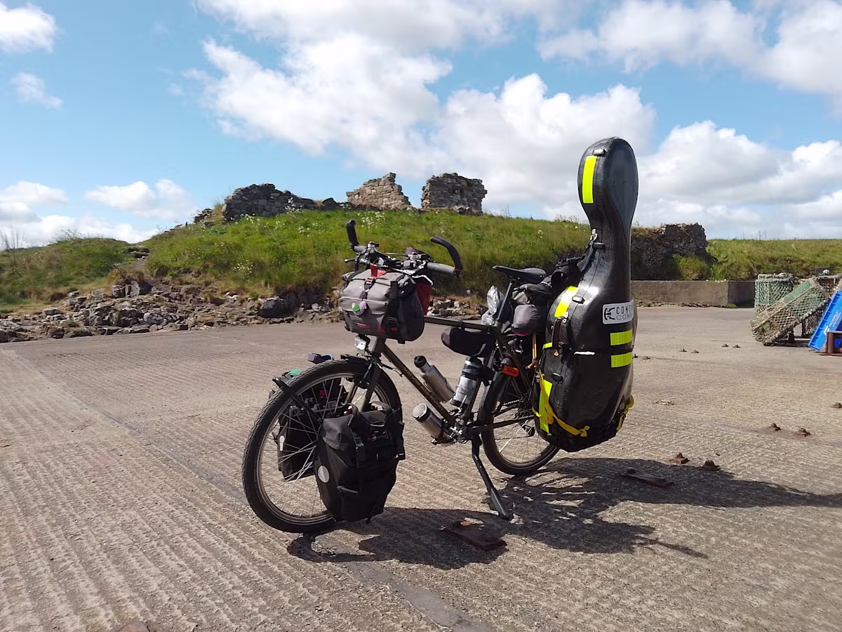 Sarah’s bike and viola da gamba in Lindisfarne (Holy Island, Northumberland) Sarah’s bike and viola da gamba in Lindisfarne (Holy Island, Northumberland)