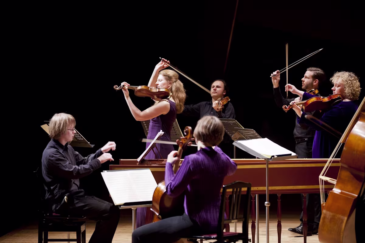 Rachel Podger directs Brecon Baroque from the violin