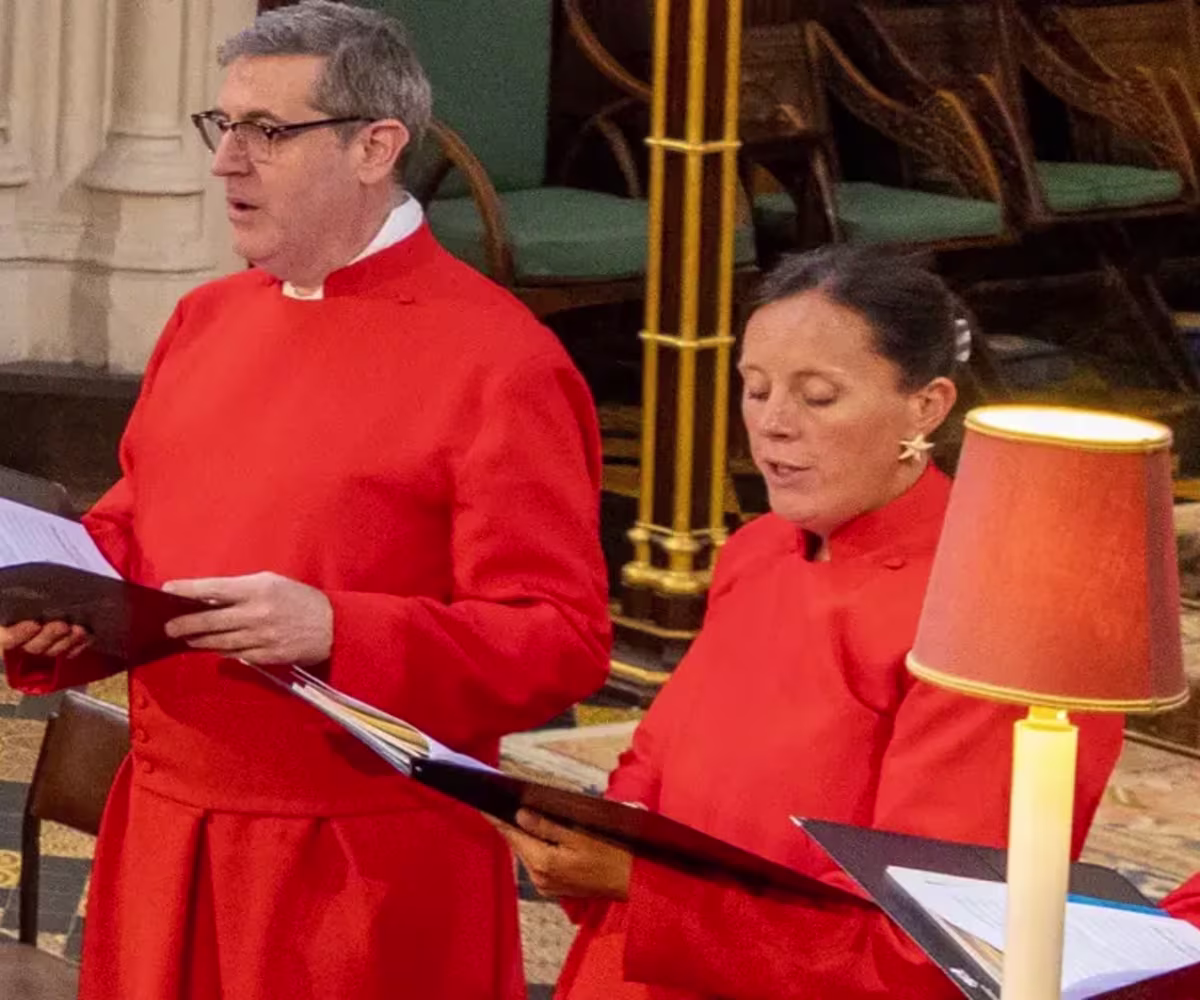 A celebration of Orlando Gibbons: 400th anniversary concert a male and a female chorister sing from music in westminster abbey