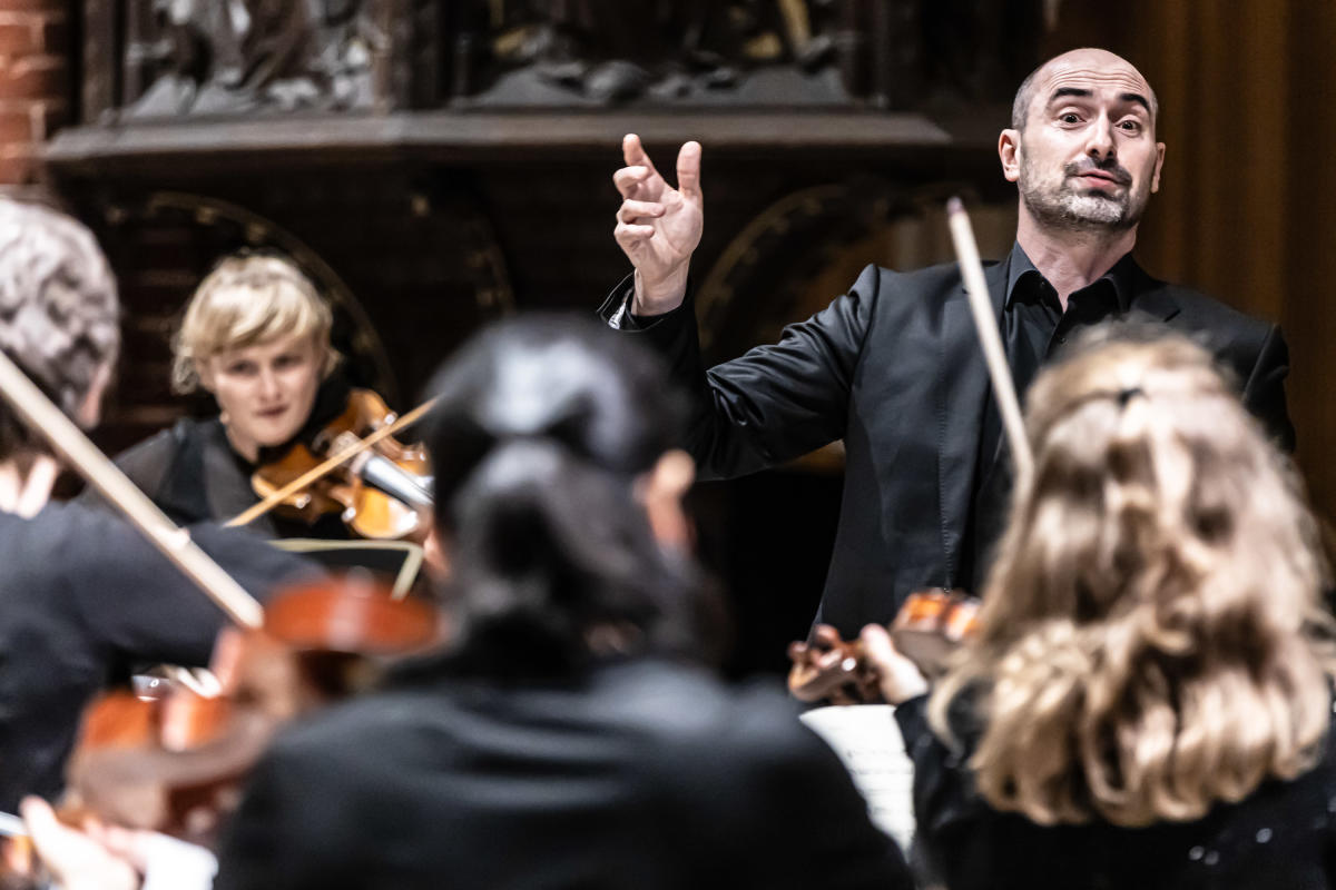 Peter Whelan conducts (credit: Nils Ole Peters)