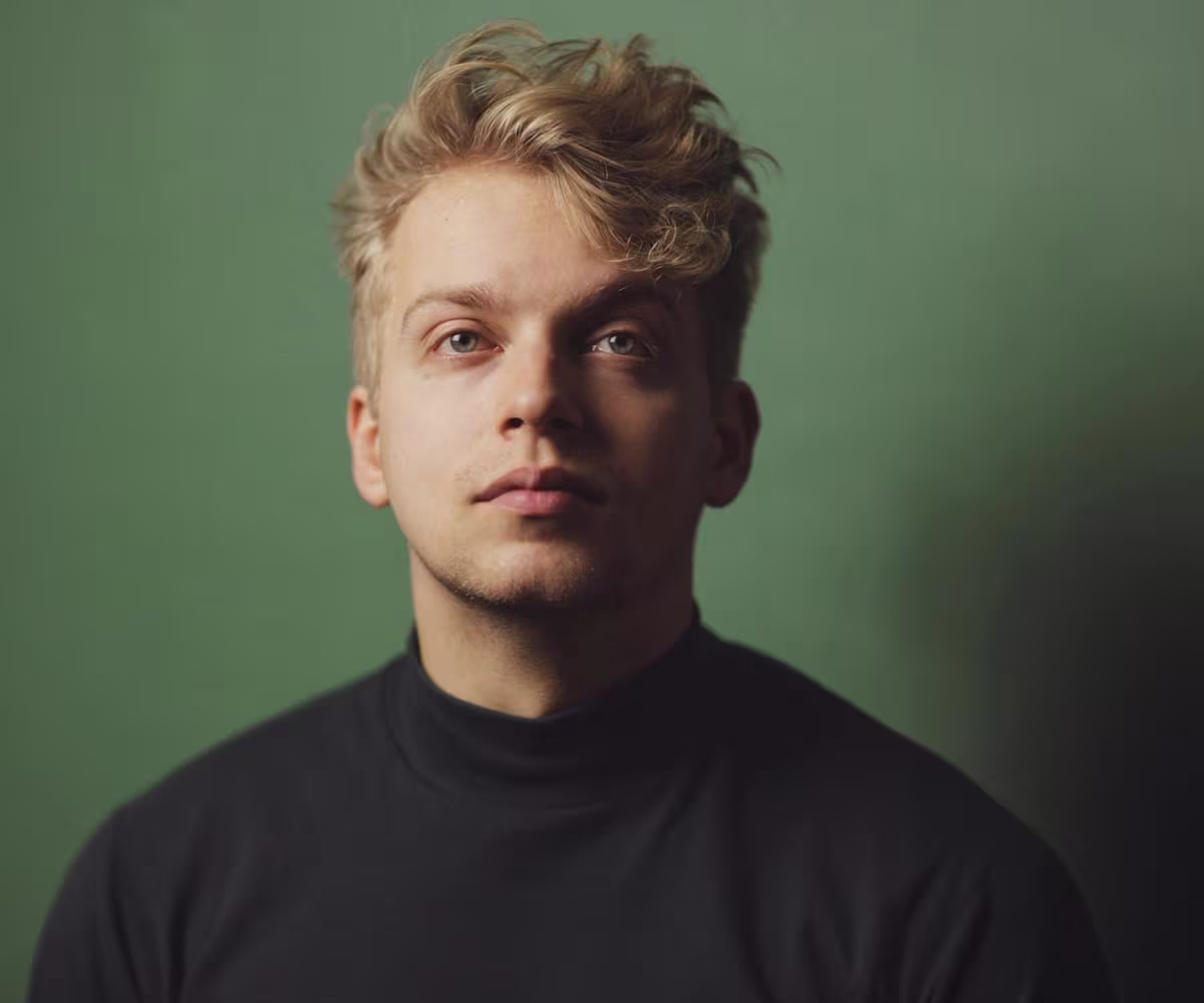 Morpheus hugh cutting headshot on a green background