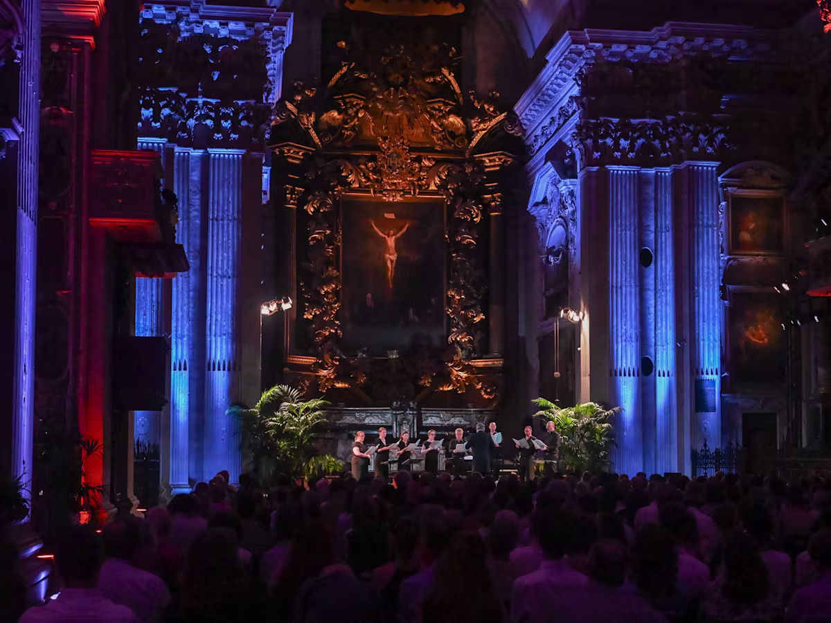 Peter Phillips and The Tallis Scholars performing in the church San Marcellino (1602), renowned for its Baroque-style interiors (Photo by Francesca Faelutti) Peter Phillips and The Tallis Scholars performing in the church San Marcellino (1602), renowned for its Baroque-style interiors (Photo by Francesca Faelutti)