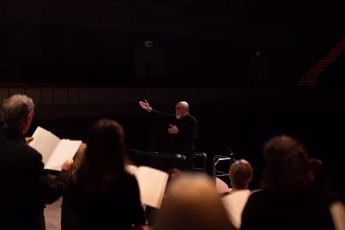 Jeffrey Skidmore lead Ex Cathedra at Birmingham Town Hall | image courtesy of Ex Cathedra