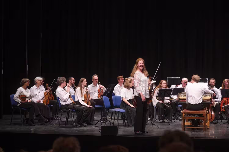 Rachel Podger leads the Festival Orchestra | photo by Tobias Eggensberger