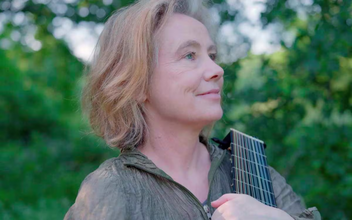 From Dowland to the Blues: Tuning time with Elizabeth Kenny From Dowland to the Blues: Tuning time with Elizabeth Kenny