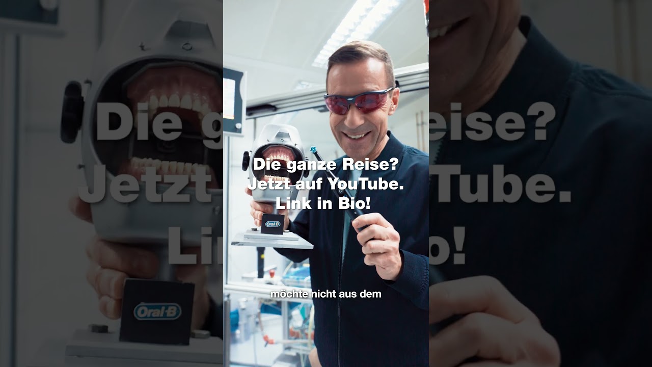Mann mit elektrischer Zahnbürste und eingeblendeter YouTube-Werbung.