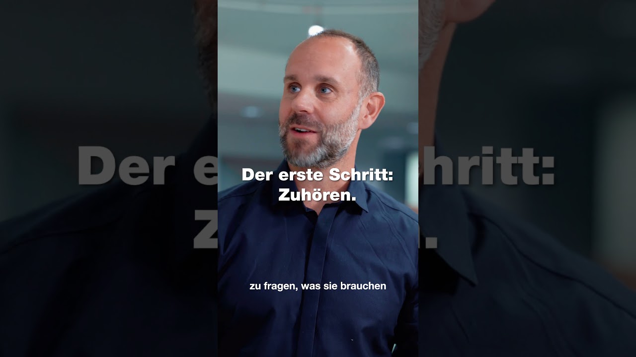 Mann spricht mit eingeblendeter Botschaft zum aktiven Zuhören.