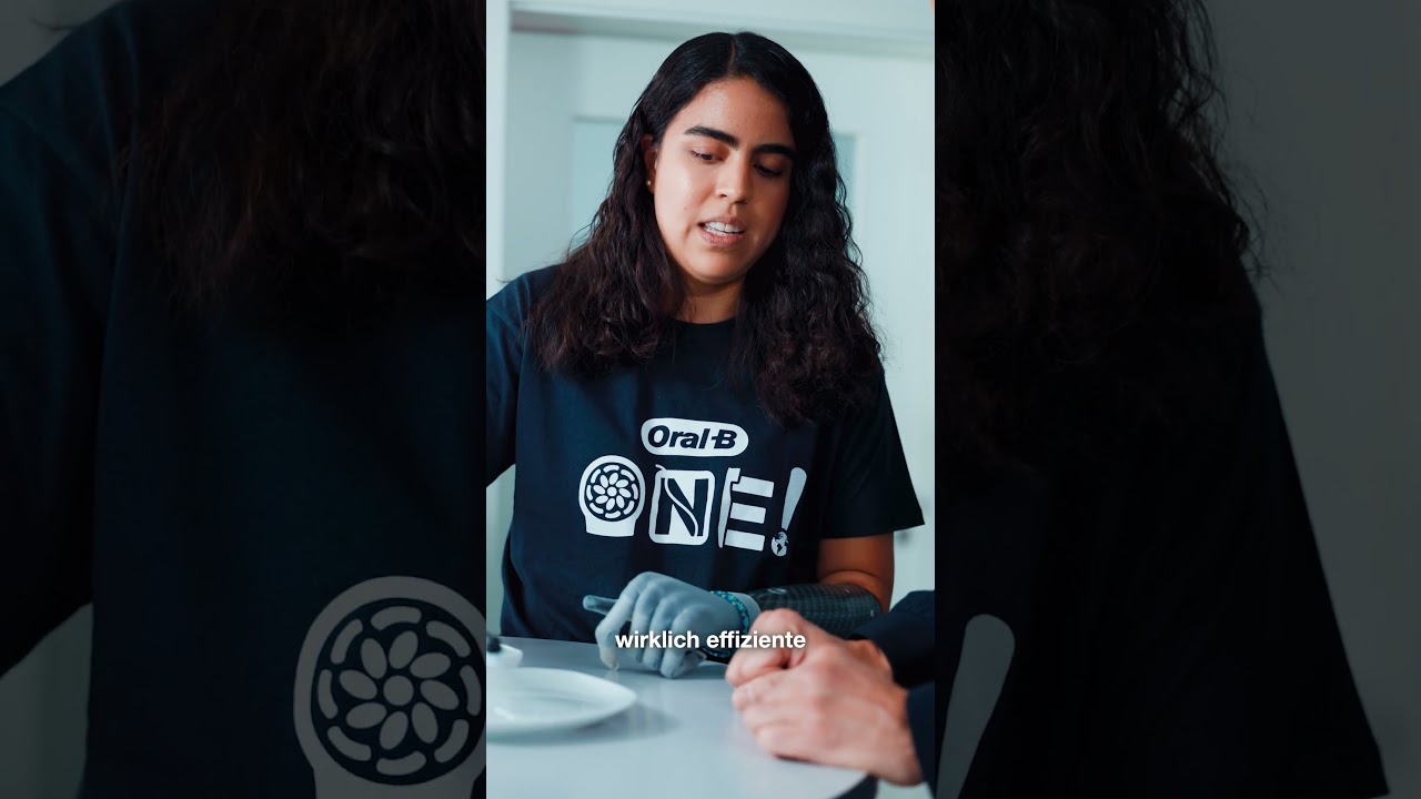 Person mit Oral-B-T-Shirt in einem Gespräch.