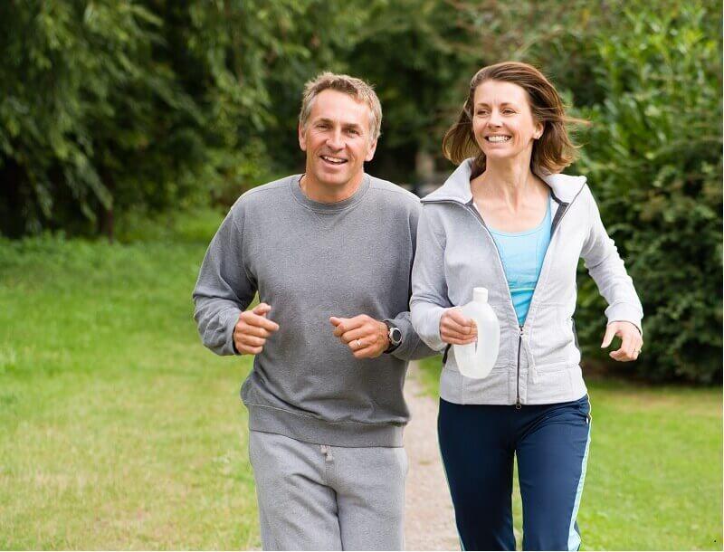 Zwei Jogger laufen durch den Park