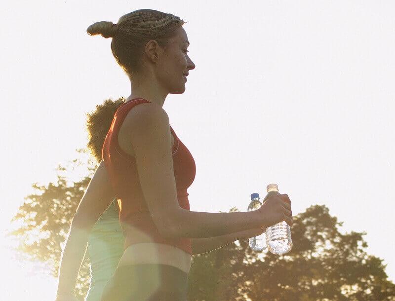 Zwei Frauen joggen durch Park