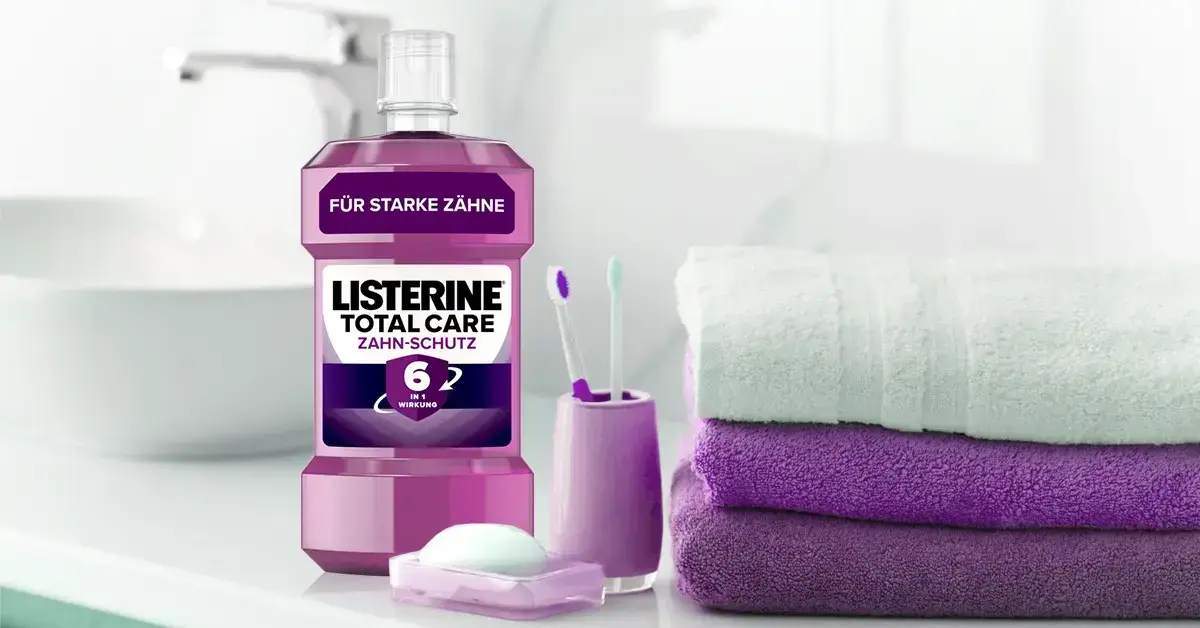 Eine Listerine Packung, zwei Zahnbürsten und drei Handtüchern.