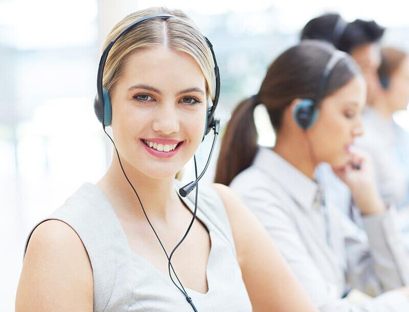 Frau in Beratung am Telefon