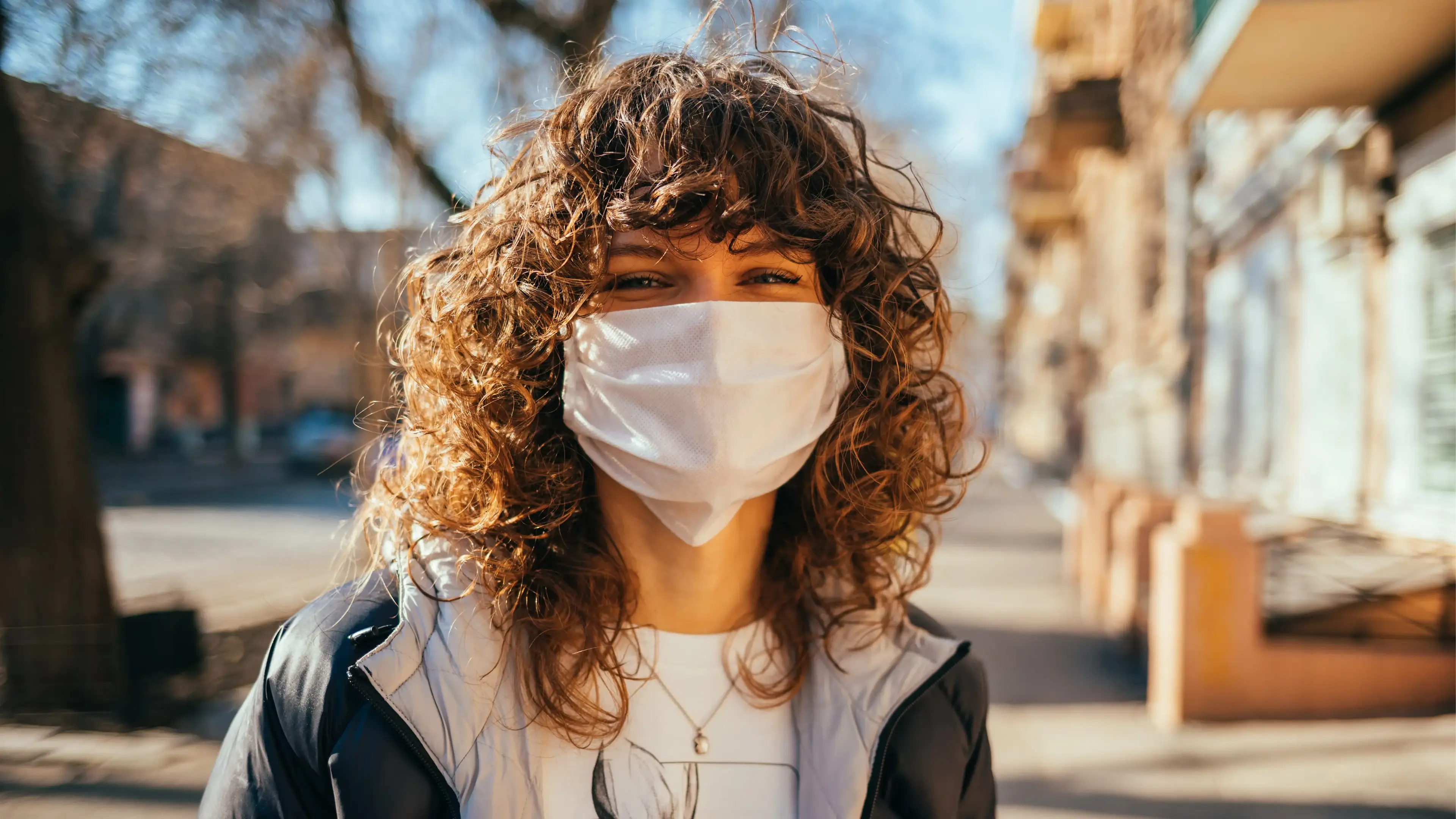 Eine junge Frau mit Maske