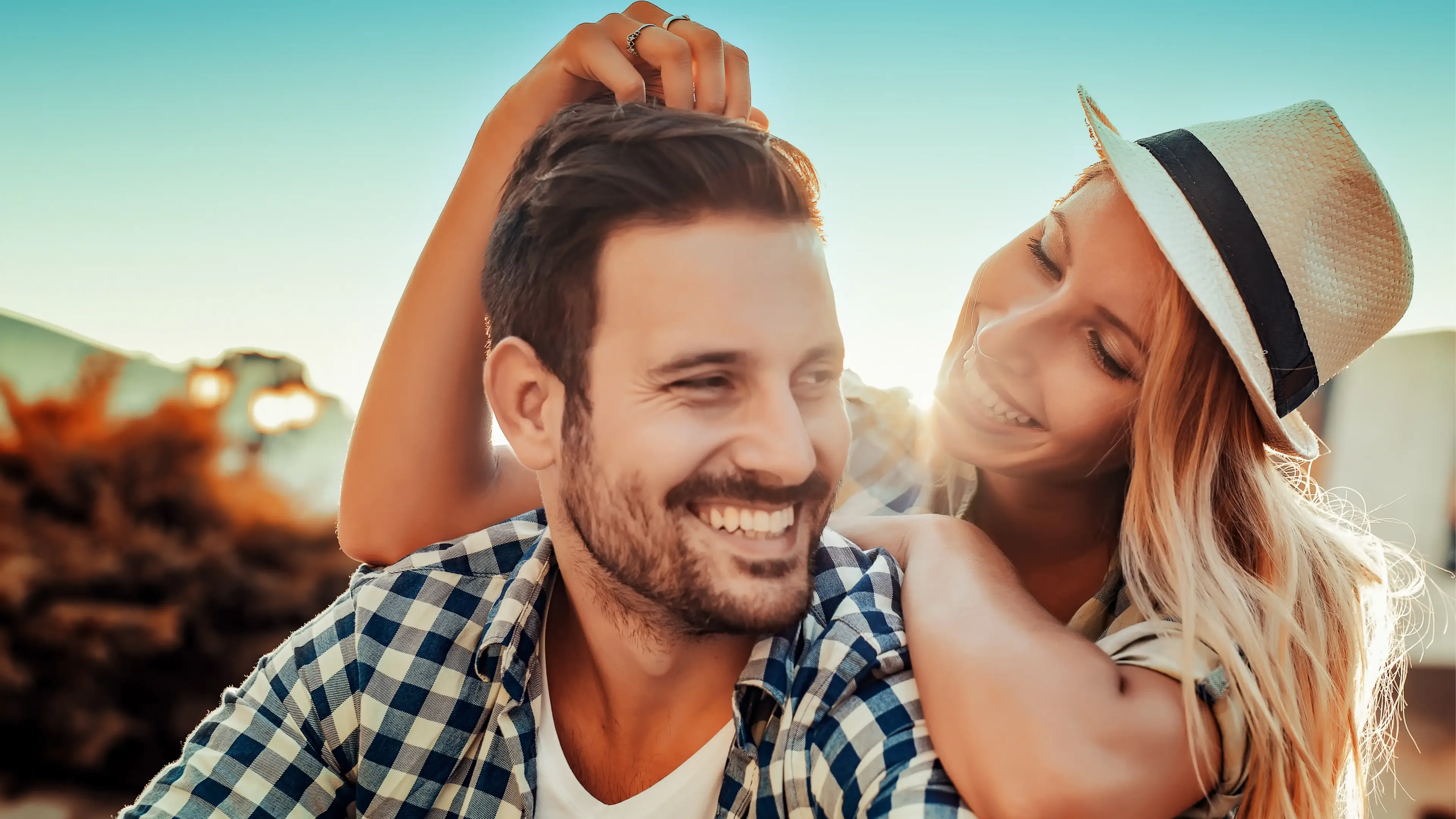 Ein glückliches Päärchen mit einer Frau mit Hut