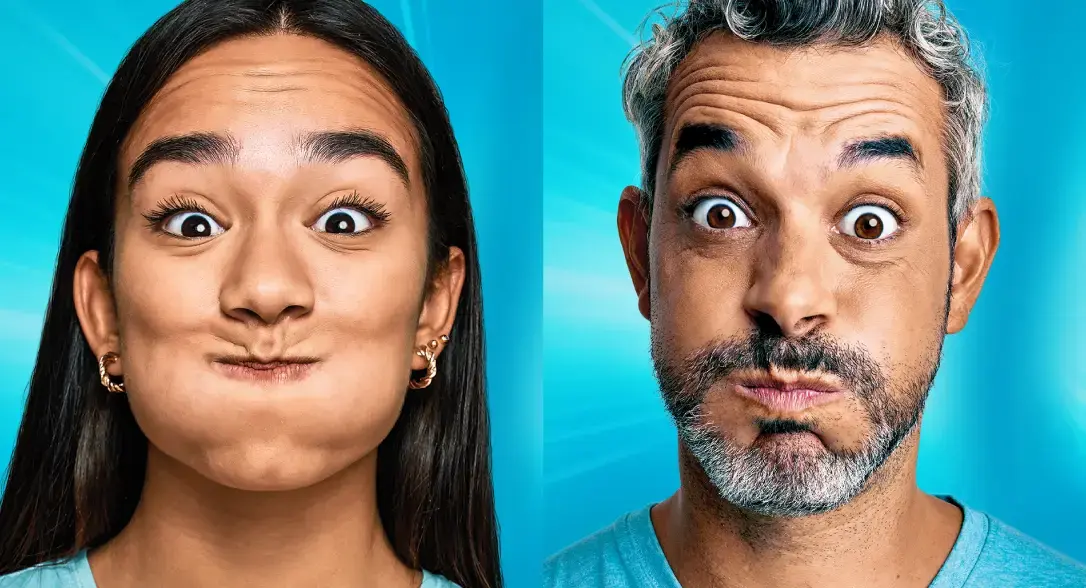 Ein Mann und eine Frau, die ihren Mund zuhalten