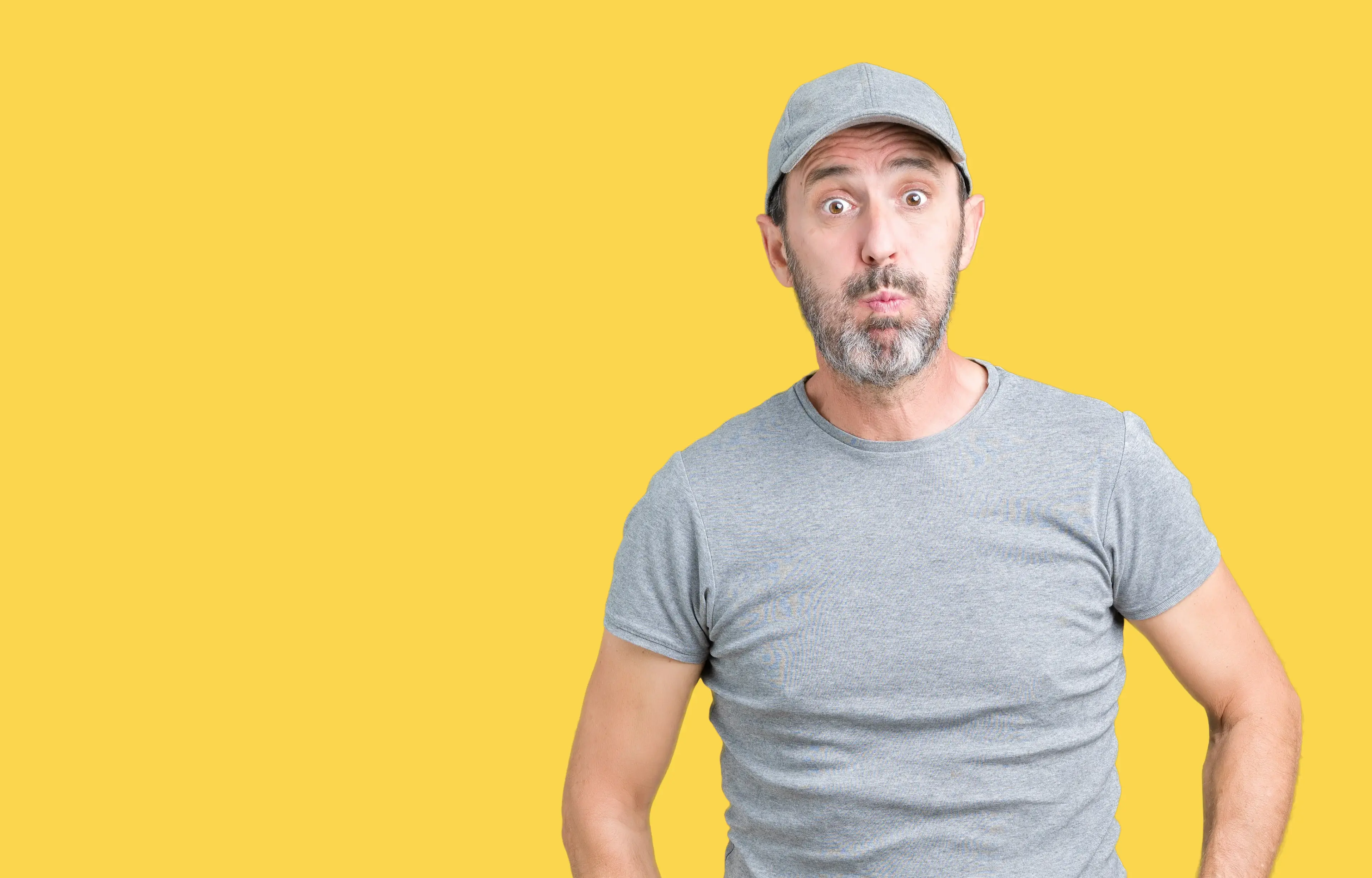 Ein Mann, der seinen Mund zuhält als hätte er einen schlechten Atem