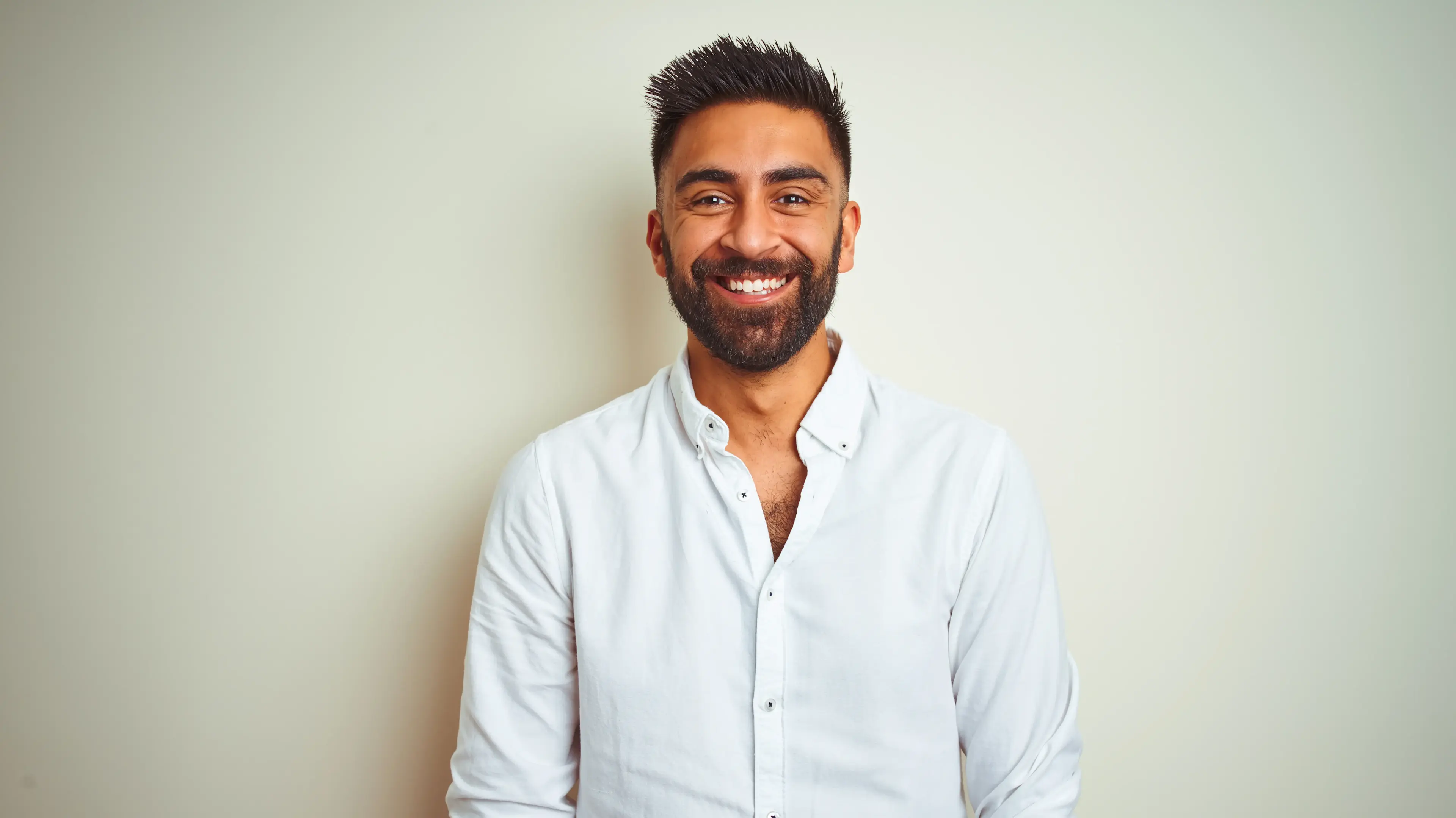 Ein lächelnder mann mit weißem Hemd