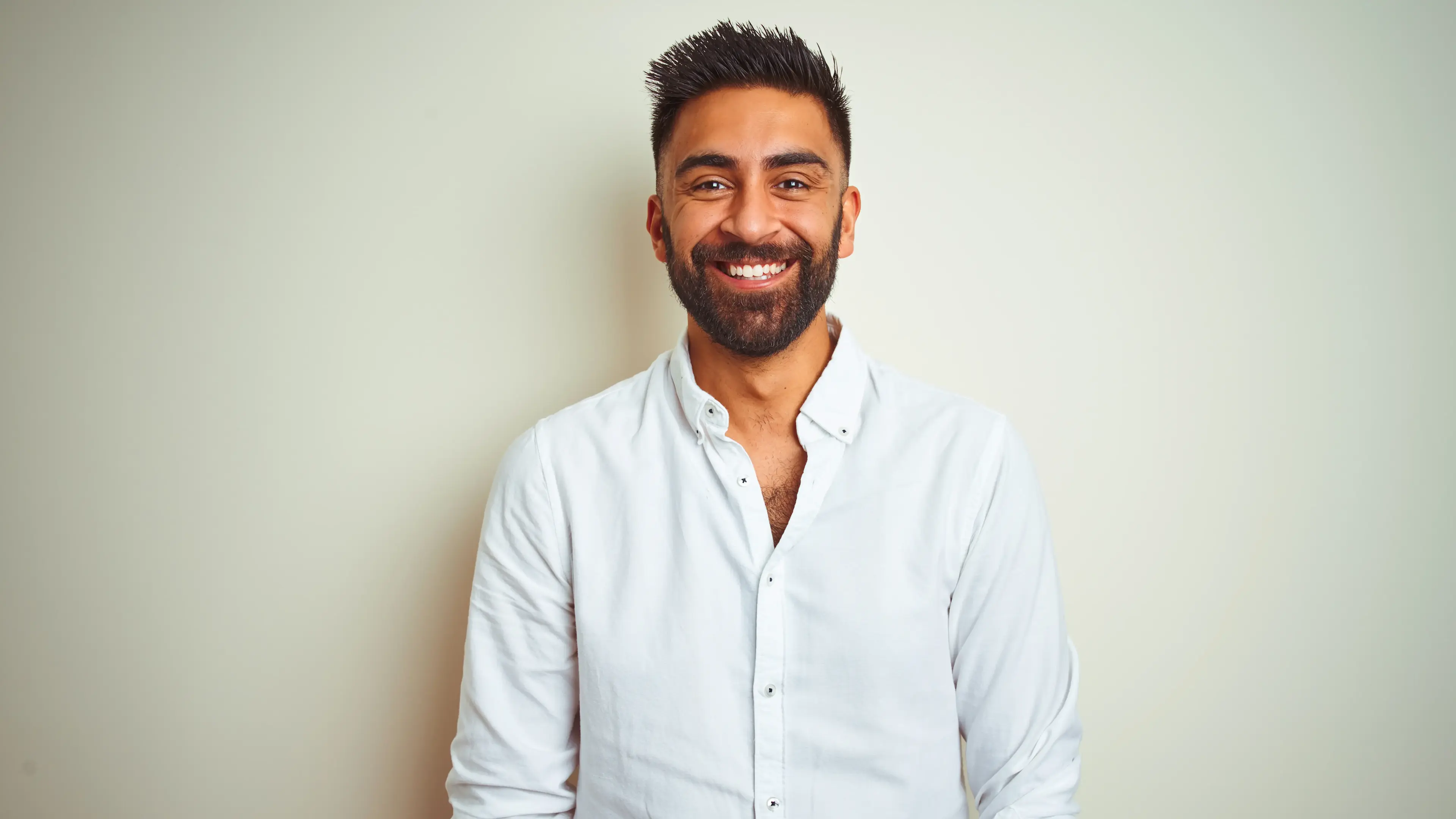 Ein lächelnder mann mit weißem Hemd