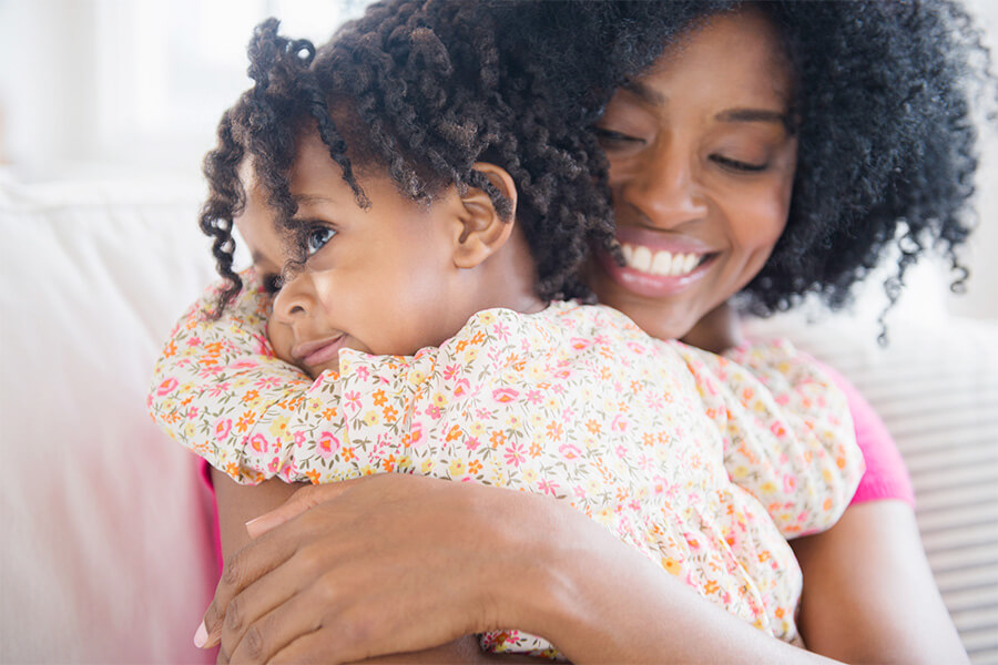 Mère qui tient son enfant dans ses bras