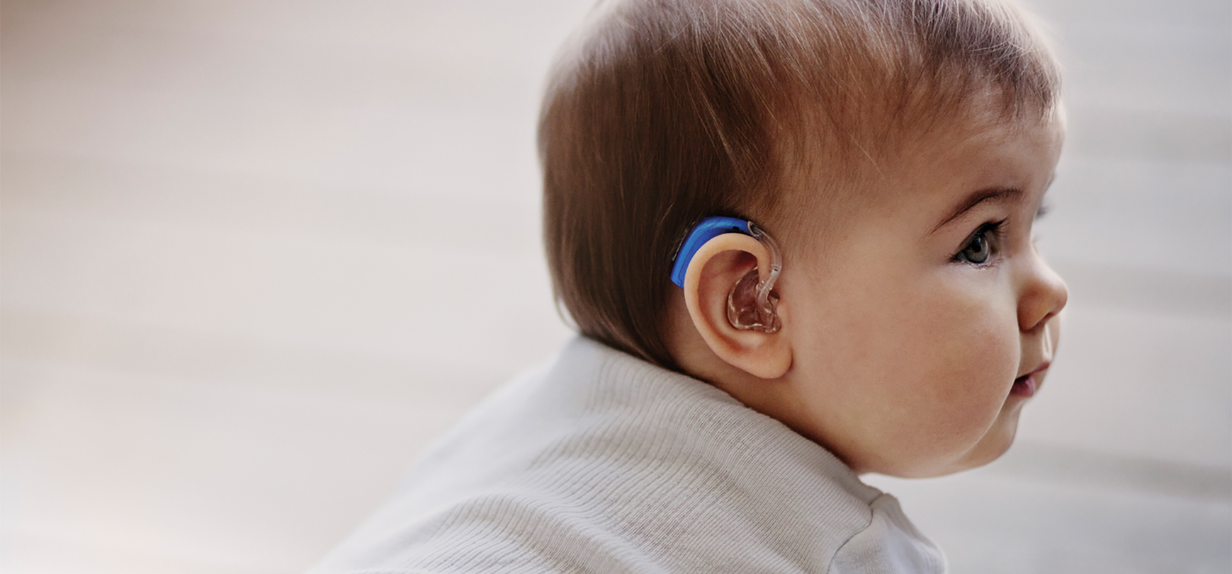 0 hearing. Слуховой аппарат для детей. Малыш со слуховым аппаратом. Слуховой аппарат для новорожденных. Слуховые аппараты у маленьких детей.