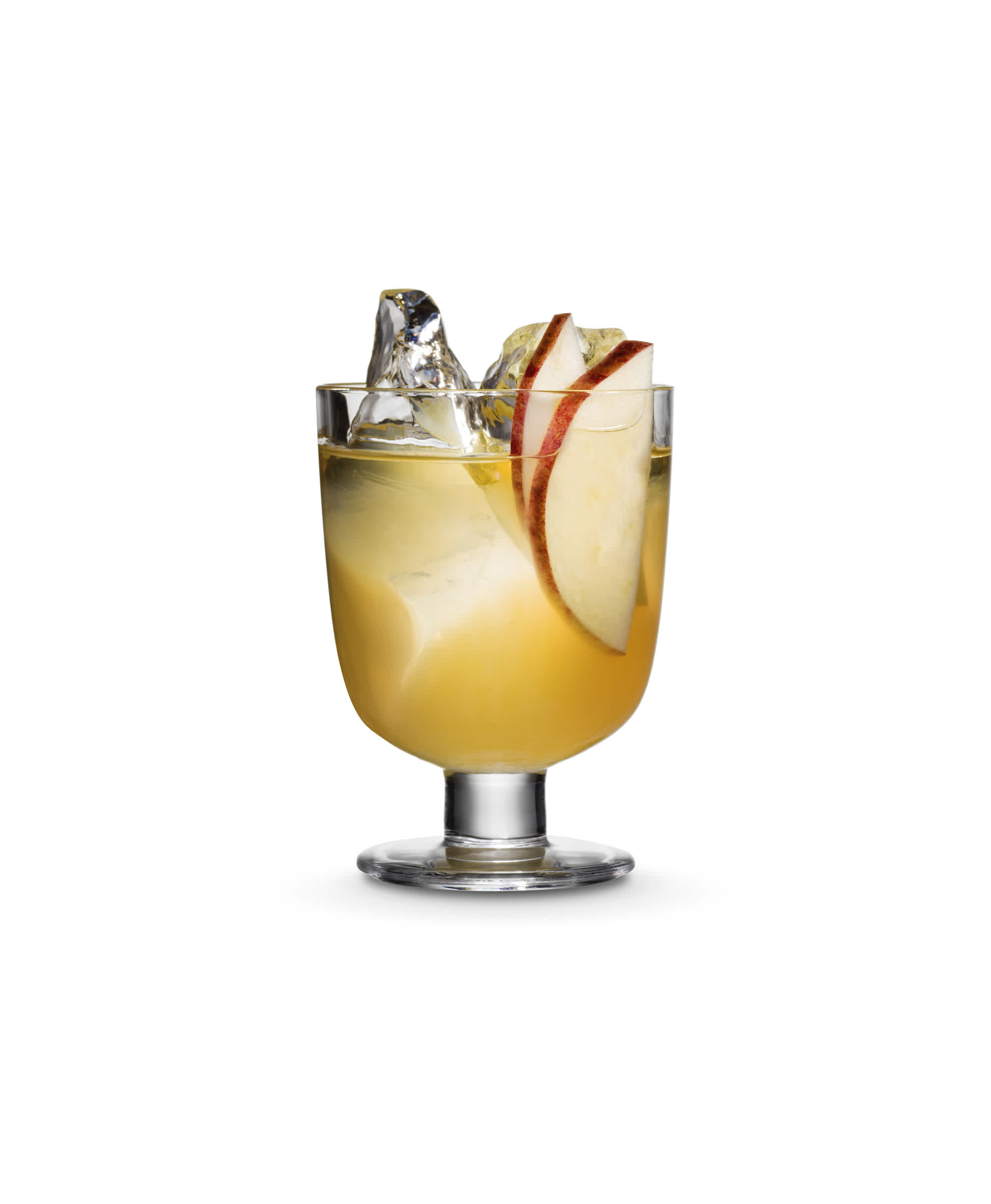 Gin & juice drinkki lasissa. Tynnyrikypsytetty gini ja omenamehu koristellaan tuoreella omenaviipaleella.