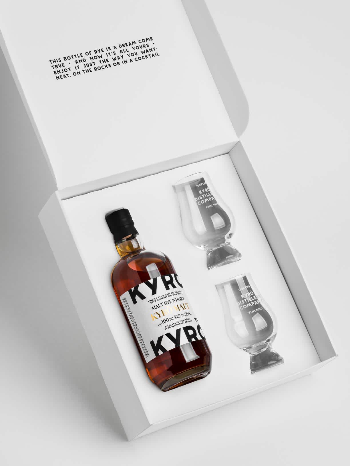 Tuotekuva: Kyrö Distilleryn ruisviski, Kyrö Malt 0,5 l pullossa sekä kaksi tasting lasia. 