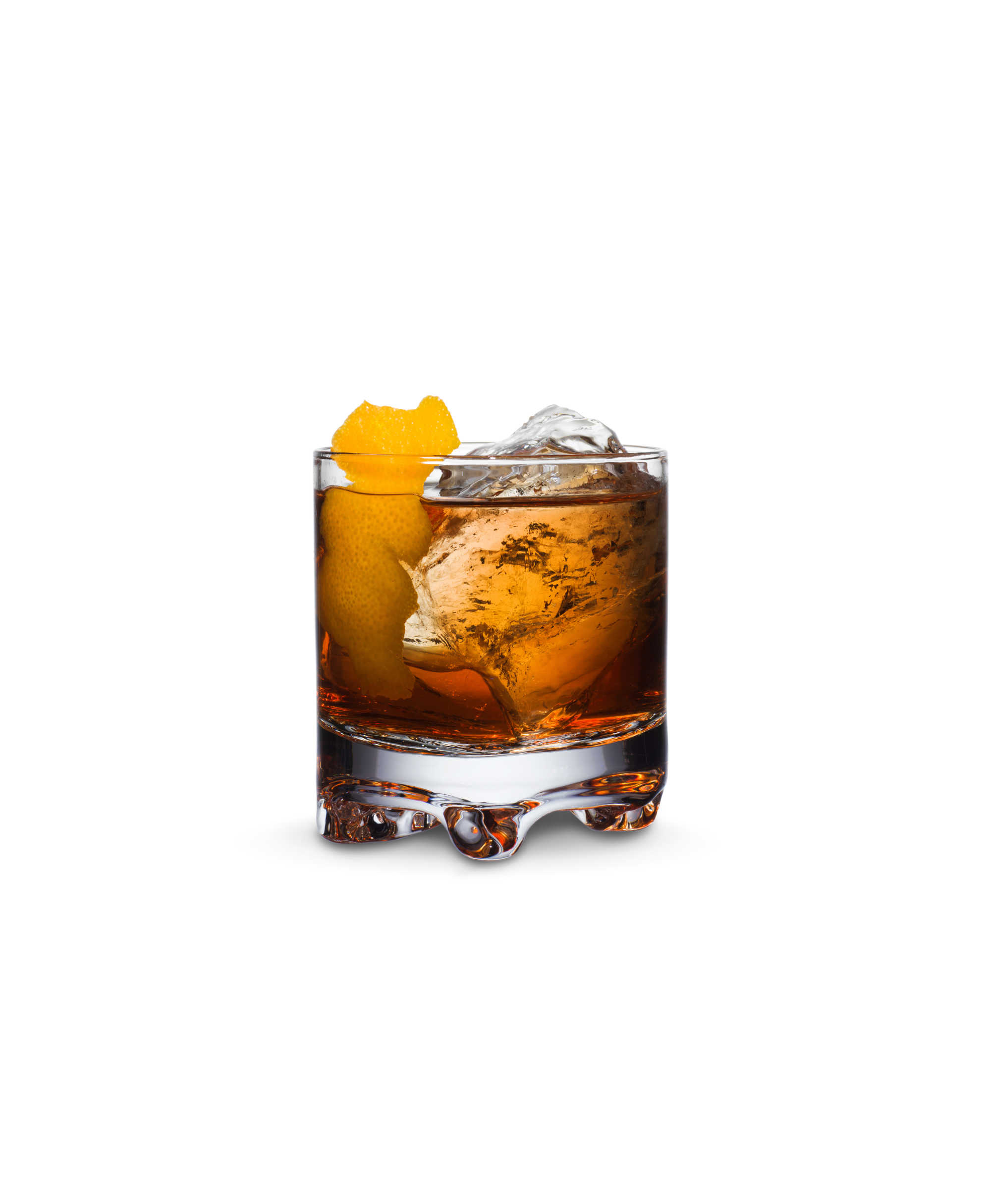 Kyrö Dark Ginistä valmistettu Negroni-cocktail lasissa. Koristeena appelsiinin kuori.