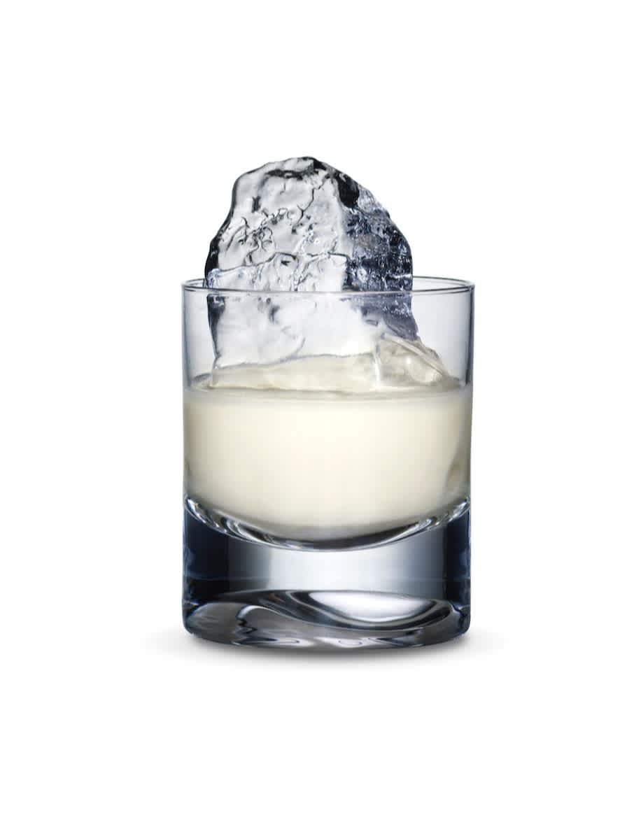 Lactose-free Kyrö Dairy Cream liqueur served on ice in a tumbler. Photo by KoskiSyväri.
